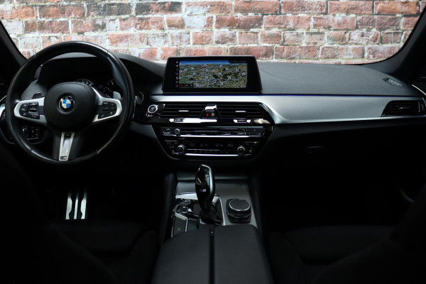 BMW 5 Serie 530i High Executive M Sport Pakket Automaat / Navigatiesysteem Professional / Schuif-/kanteldak / Harman Kardon / Stoelverwarming / Adaptieve Cruise Control / Apple Carplay / Achteruitrijcamera / Stuurwielverwarming / Head-Up Display / Trekhaak /