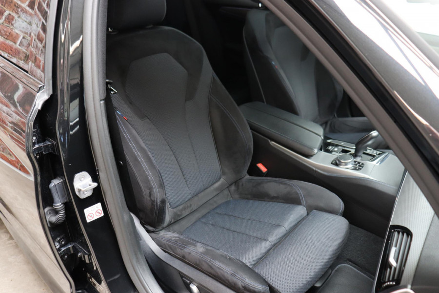 BMW 5 Serie 530i High Executive M Sport Pakket Automaat / Navigatiesysteem Professional / Schuif-/kanteldak / Harman Kardon / Stoelverwarming / Adaptieve Cruise Control / Apple Carplay / Achteruitrijcamera / Stuurwielverwarming / Head-Up Display / Trekhaak /