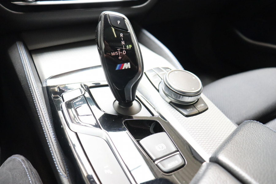 BMW 5 Serie 530i High Executive M Sport Pakket Automaat / Navigatiesysteem Professional / Schuif-/kanteldak / Harman Kardon / Stoelverwarming / Adaptieve Cruise Control / Apple Carplay / Achteruitrijcamera / Stuurwielverwarming / Head-Up Display / Trekhaak /