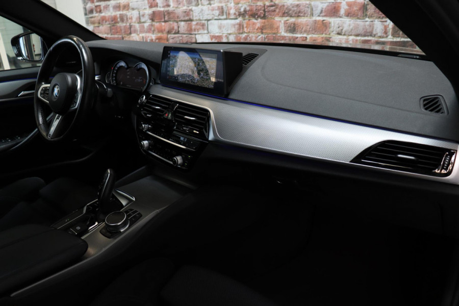 BMW 5 Serie 530i High Executive M Sport Pakket Automaat / Navigatiesysteem Professional / Schuif-/kanteldak / Harman Kardon / Stoelverwarming / Adaptieve Cruise Control / Apple Carplay / Achteruitrijcamera / Stuurwielverwarming / Head-Up Display / Trekhaak /