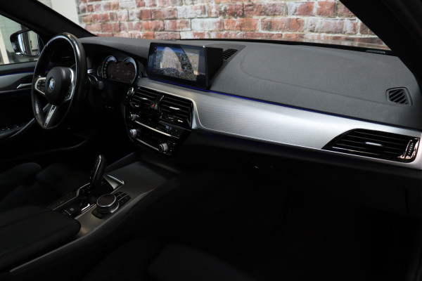 BMW 5 Serie 530i High Executive M Sport Pakket Automaat / Navigatiesysteem Professional / Schuif-/kanteldak / Harman Kardon / Stoelverwarming / Adaptieve Cruise Control / Apple Carplay / Achteruitrijcamera / Stuurwielverwarming / Head-Up Display / Trekhaak /