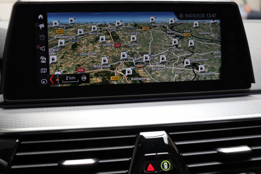 BMW 5 Serie 530i High Executive M Sport Pakket Automaat / Navigatiesysteem Professional / Schuif-/kanteldak / Harman Kardon / Stoelverwarming / Adaptieve Cruise Control / Apple Carplay / Achteruitrijcamera / Stuurwielverwarming / Head-Up Display / Trekhaak /