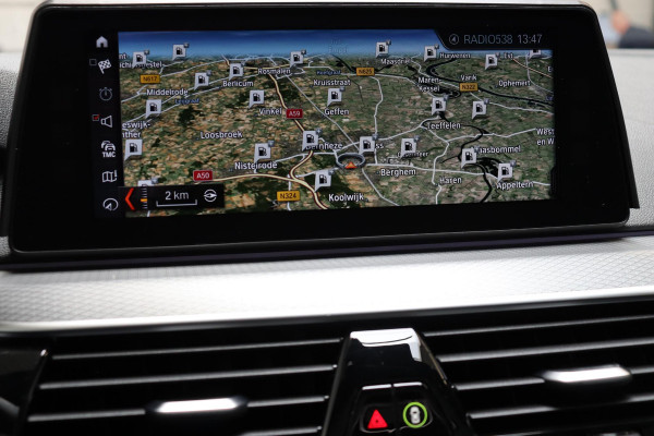 BMW 5 Serie 530i High Executive M Sport Pakket Automaat / Navigatiesysteem Professional / Schuif-/kanteldak / Harman Kardon / Stoelverwarming / Adaptieve Cruise Control / Apple Carplay / Achteruitrijcamera / Stuurwielverwarming / Head-Up Display / Trekhaak /