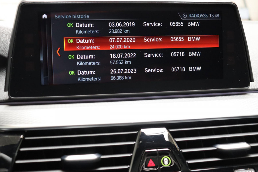 BMW 5 Serie 530i High Executive M Sport Pakket Automaat / Navigatiesysteem Professional / Schuif-/kanteldak / Harman Kardon / Stoelverwarming / Adaptieve Cruise Control / Apple Carplay / Achteruitrijcamera / Stuurwielverwarming / Head-Up Display / Trekhaak /