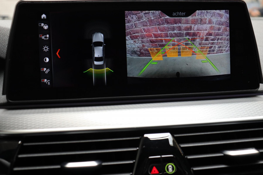 BMW 5 Serie 530i High Executive M Sport Pakket Automaat / Navigatiesysteem Professional / Schuif-/kanteldak / Harman Kardon / Stoelverwarming / Adaptieve Cruise Control / Apple Carplay / Achteruitrijcamera / Stuurwielverwarming / Head-Up Display / Trekhaak /