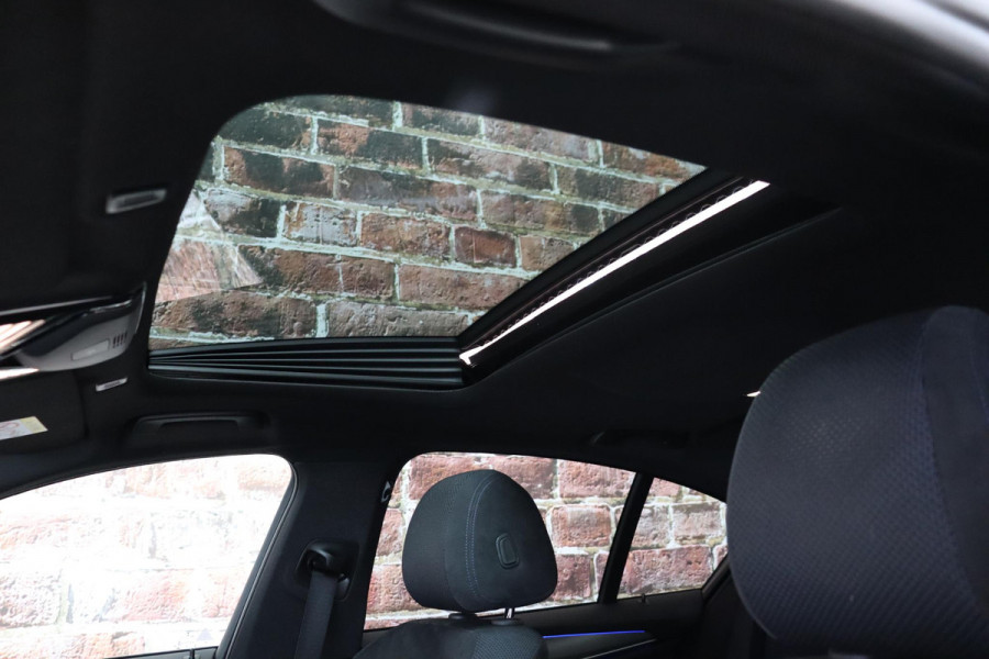 BMW 5 Serie 530i High Executive M Sport Pakket Automaat / Navigatiesysteem Professional / Schuif-/kanteldak / Harman Kardon / Stoelverwarming / Adaptieve Cruise Control / Apple Carplay / Achteruitrijcamera / Stuurwielverwarming / Head-Up Display / Trekhaak /