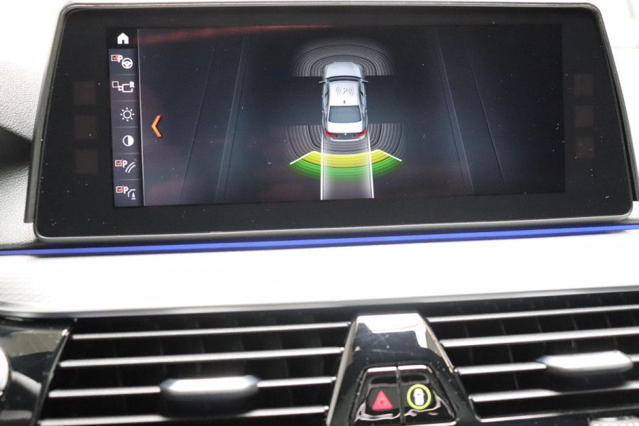 BMW 5 Serie 530i High Executive M Sport Pakket Automaat / Navigatiesysteem Professional / Schuif-/kanteldak / Harman Kardon / Stoelverwarming / Adaptieve Cruise Control / Apple Carplay / Achteruitrijcamera / Stuurwielverwarming / Head-Up Display / Trekhaak /