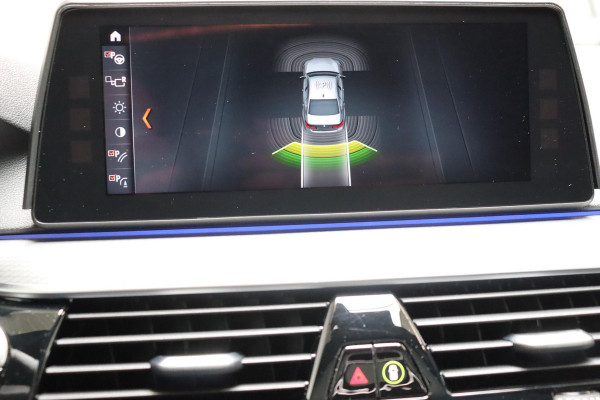 BMW 5 Serie 530i High Executive M Sport Pakket Automaat / Navigatiesysteem Professional / Schuif-/kanteldak / Harman Kardon / Stoelverwarming / Adaptieve Cruise Control / Apple Carplay / Achteruitrijcamera / Stuurwielverwarming / Head-Up Display / Trekhaak /