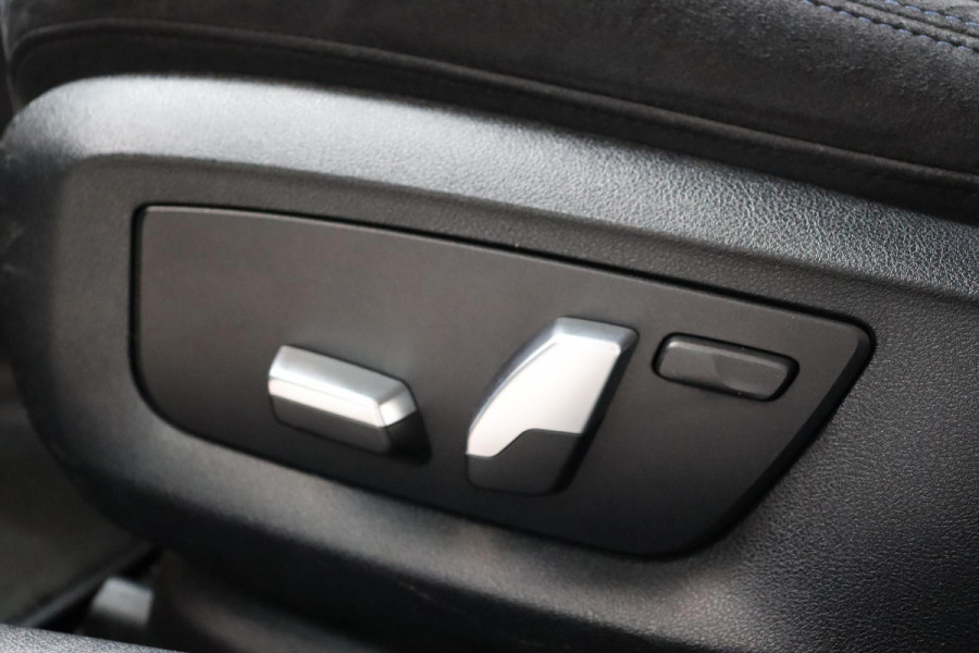BMW 5 Serie 530i High Executive M Sport Pakket Automaat / Navigatiesysteem Professional / Schuif-/kanteldak / Harman Kardon / Stoelverwarming / Adaptieve Cruise Control / Apple Carplay / Achteruitrijcamera / Stuurwielverwarming / Head-Up Display / Trekhaak /