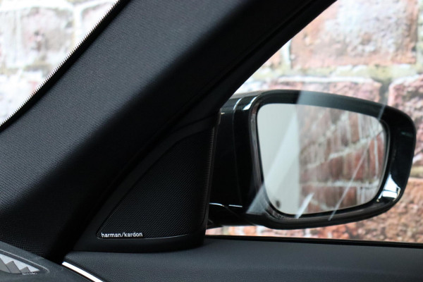 BMW 5 Serie 530i High Executive M Sport Pakket Automaat / Navigatiesysteem Professional / Schuif-/kanteldak / Harman Kardon / Stoelverwarming / Adaptieve Cruise Control / Apple Carplay / Achteruitrijcamera / Stuurwielverwarming / Head-Up Display / Trekhaak /