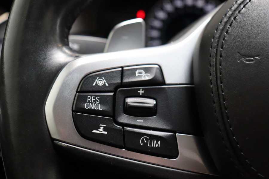 BMW 5 Serie 530i High Executive M Sport Pakket Automaat / Navigatiesysteem Professional / Schuif-/kanteldak / Harman Kardon / Stoelverwarming / Adaptieve Cruise Control / Apple Carplay / Achteruitrijcamera / Stuurwielverwarming / Head-Up Display / Trekhaak /