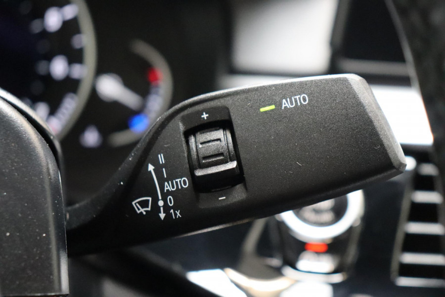 BMW 5 Serie 530i High Executive M Sport Pakket Automaat / Navigatiesysteem Professional / Schuif-/kanteldak / Harman Kardon / Stoelverwarming / Adaptieve Cruise Control / Apple Carplay / Achteruitrijcamera / Stuurwielverwarming / Head-Up Display / Trekhaak /