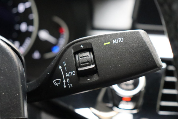 BMW 5 Serie 530i High Executive M Sport Pakket Automaat / Navigatiesysteem Professional / Schuif-/kanteldak / Harman Kardon / Stoelverwarming / Adaptieve Cruise Control / Apple Carplay / Achteruitrijcamera / Stuurwielverwarming / Head-Up Display / Trekhaak /