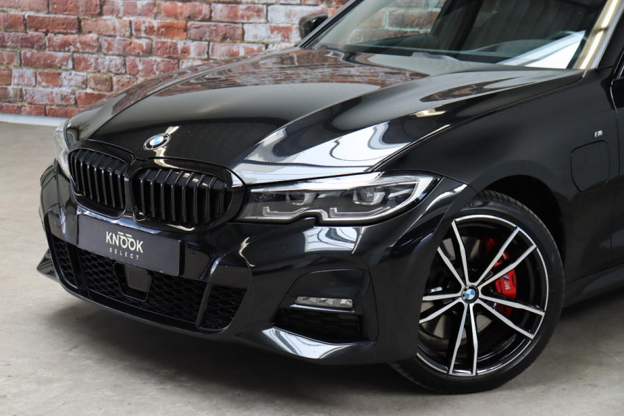 BMW 3 Serie Touring 330e Business Edition Plus M Sport Pakket Automaat / Navigatiesysteem Professional / Head-Up Display / Panoramadak / Adaptief M Onderstel / Stoelverwarming / HiFi / Adaptieve Cruise Control / Leder / 19 Inch /