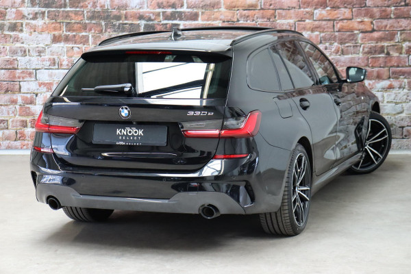 BMW 3 Serie Touring 330e Business Edition Plus M Sport Pakket Automaat / Navigatiesysteem Professional / Head-Up Display / Panoramadak / Adaptief M Onderstel / Stoelverwarming / HiFi / Adaptieve Cruise Control / Leder / 19 Inch /