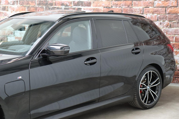 BMW 3 Serie Touring 330e Business Edition Plus M Sport Pakket Automaat / Navigatiesysteem Professional / Head-Up Display / Panoramadak / Adaptief M Onderstel / Stoelverwarming / HiFi / Adaptieve Cruise Control / Leder / 19 Inch /