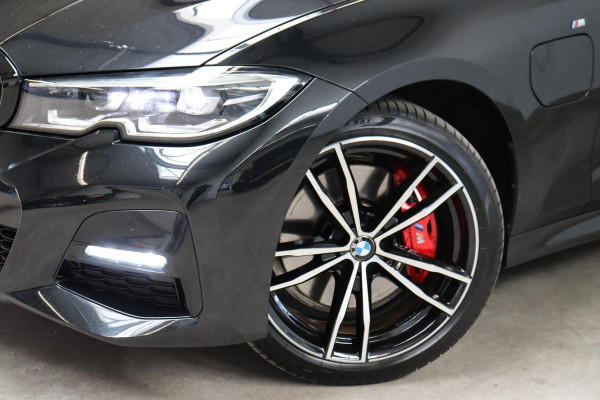 BMW 3 Serie Touring 330e Business Edition Plus M Sport Pakket Automaat / Navigatiesysteem Professional / Head-Up Display / Panoramadak / Adaptief M Onderstel / Stoelverwarming / HiFi / Adaptieve Cruise Control / Leder / 19 Inch /
