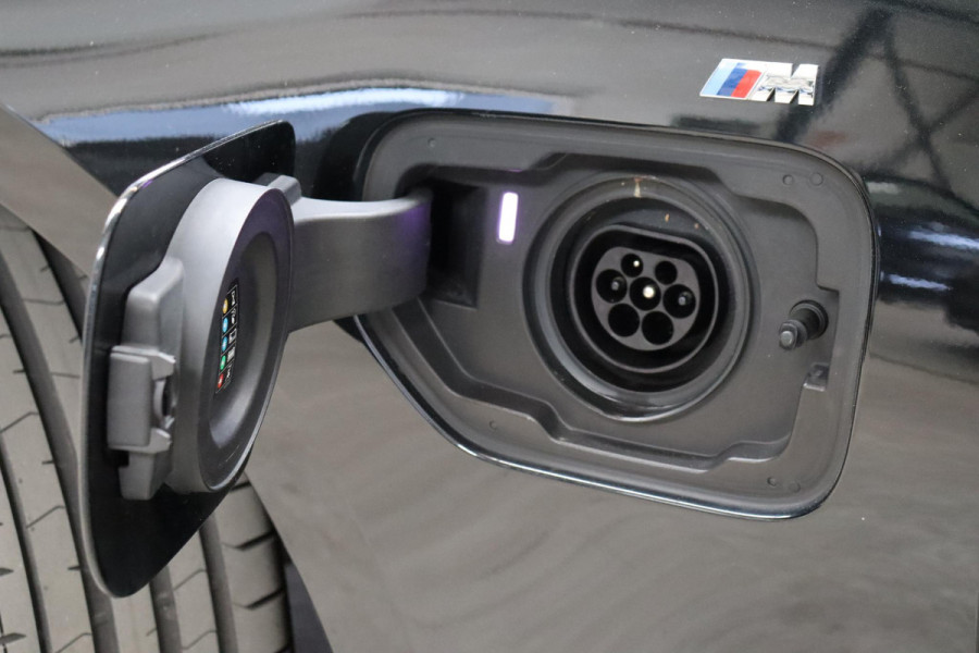 BMW 3 Serie Touring 330e Business Edition Plus M Sport Pakket Automaat / Navigatiesysteem Professional / Head-Up Display / Panoramadak / Adaptief M Onderstel / Stoelverwarming / HiFi / Adaptieve Cruise Control / Leder / 19 Inch /