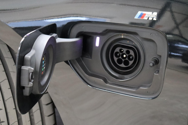BMW 3 Serie Touring 330e Business Edition Plus M Sport Pakket Automaat / Navigatiesysteem Professional / Head-Up Display / Panoramadak / Adaptief M Onderstel / Stoelverwarming / HiFi / Adaptieve Cruise Control / Leder / 19 Inch /