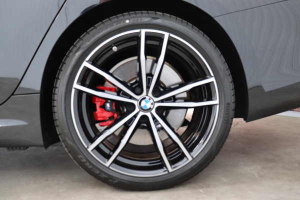 BMW 3 Serie Touring 330e Business Edition Plus M Sport Pakket Automaat / Navigatiesysteem Professional / Head-Up Display / Panoramadak / Adaptief M Onderstel / Stoelverwarming / HiFi / Adaptieve Cruise Control / Leder / 19 Inch /