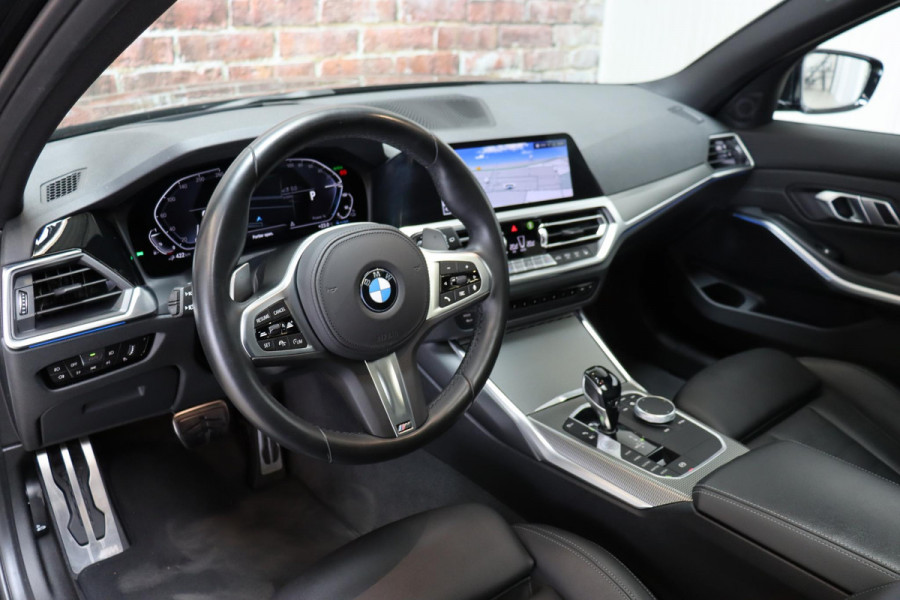 BMW 3 Serie Touring 330e Business Edition Plus M Sport Pakket Automaat / Navigatiesysteem Professional / Head-Up Display / Panoramadak / Adaptief M Onderstel / Stoelverwarming / HiFi / Adaptieve Cruise Control / Leder / 19 Inch /