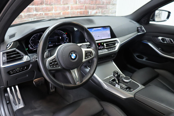 BMW 3 Serie Touring 330e Business Edition Plus M Sport Pakket Automaat / Navigatiesysteem Professional / Head-Up Display / Panoramadak / Adaptief M Onderstel / Stoelverwarming / HiFi / Adaptieve Cruise Control / Leder / 19 Inch /