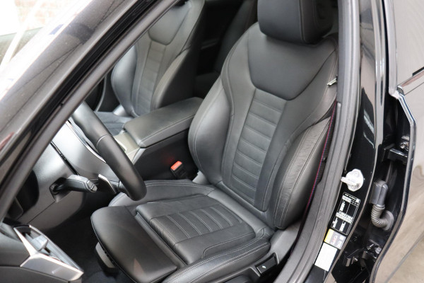 BMW 3 Serie Touring 330e Business Edition Plus M Sport Pakket Automaat / Navigatiesysteem Professional / Head-Up Display / Panoramadak / Adaptief M Onderstel / Stoelverwarming / HiFi / Adaptieve Cruise Control / Leder / 19 Inch /