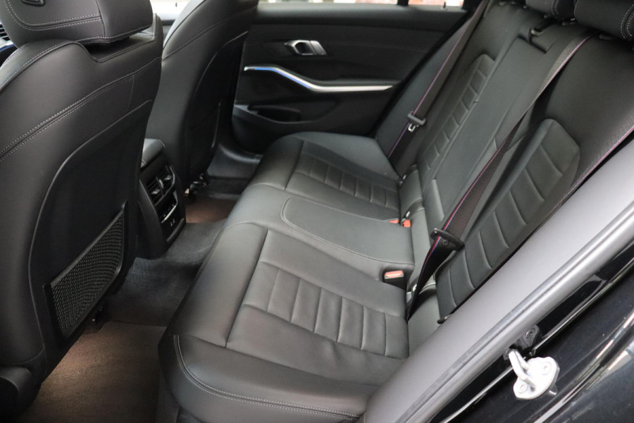BMW 3 Serie Touring 330e Business Edition Plus M Sport Pakket Automaat / Navigatiesysteem Professional / Head-Up Display / Panoramadak / Adaptief M Onderstel / Stoelverwarming / HiFi / Adaptieve Cruise Control / Leder / 19 Inch /