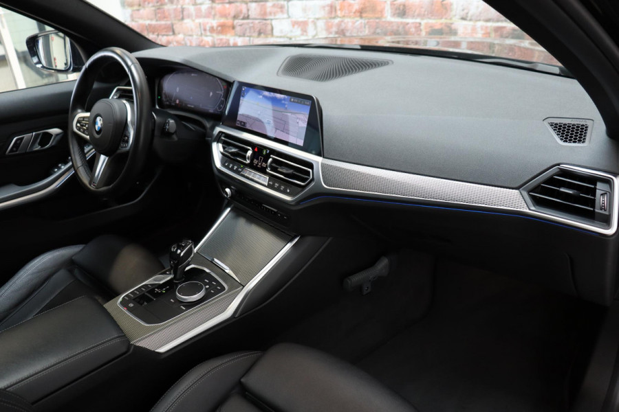 BMW 3 Serie Touring 330e Business Edition Plus M Sport Pakket Automaat / Navigatiesysteem Professional / Head-Up Display / Panoramadak / Adaptief M Onderstel / Stoelverwarming / HiFi / Adaptieve Cruise Control / Leder / 19 Inch /
