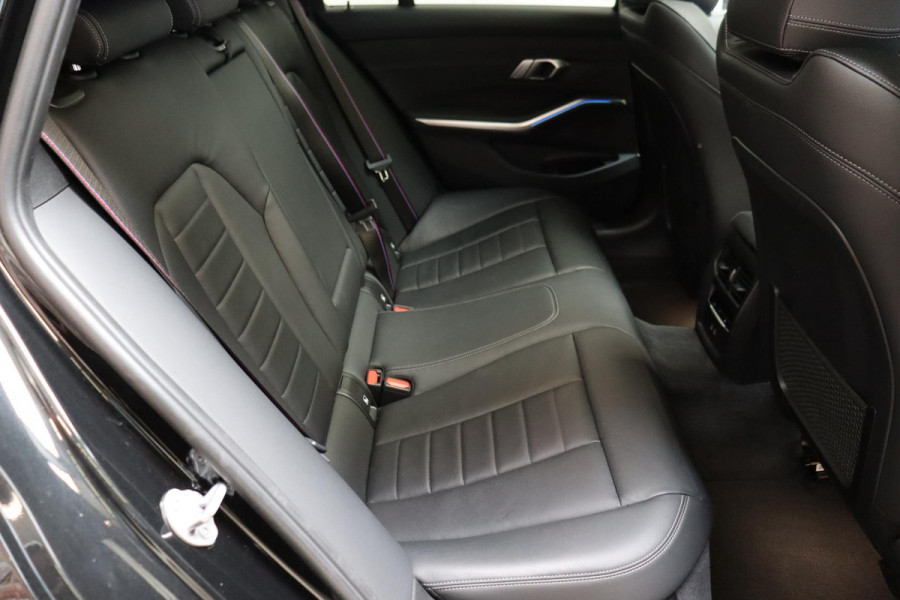 BMW 3 Serie Touring 330e Business Edition Plus M Sport Pakket Automaat / Navigatiesysteem Professional / Head-Up Display / Panoramadak / Adaptief M Onderstel / Stoelverwarming / HiFi / Adaptieve Cruise Control / Leder / 19 Inch /