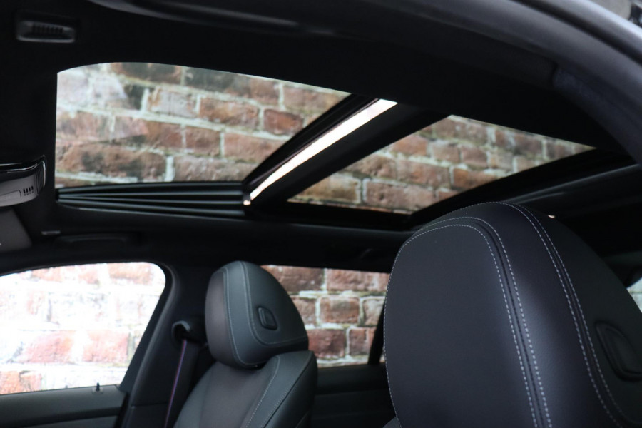 BMW 3 Serie Touring 330e Business Edition Plus M Sport Pakket Automaat / Navigatiesysteem Professional / Head-Up Display / Panoramadak / Adaptief M Onderstel / Stoelverwarming / HiFi / Adaptieve Cruise Control / Leder / 19 Inch /