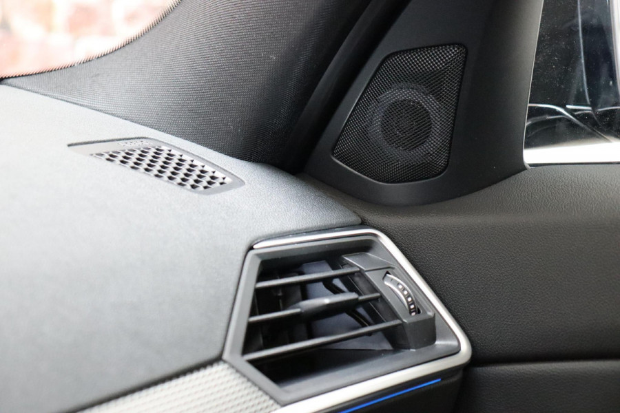 BMW 3 Serie Touring 330e Business Edition Plus M Sport Pakket Automaat / Navigatiesysteem Professional / Head-Up Display / Panoramadak / Adaptief M Onderstel / Stoelverwarming / HiFi / Adaptieve Cruise Control / Leder / 19 Inch /