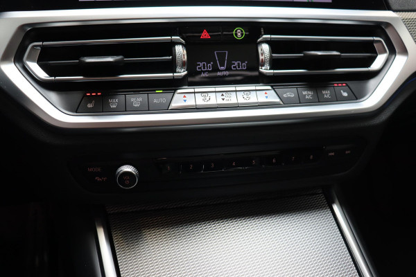 BMW 3 Serie Touring 330e Business Edition Plus M Sport Pakket Automaat / Navigatiesysteem Professional / Head-Up Display / Panoramadak / Adaptief M Onderstel / Stoelverwarming / HiFi / Adaptieve Cruise Control / Leder / 19 Inch /