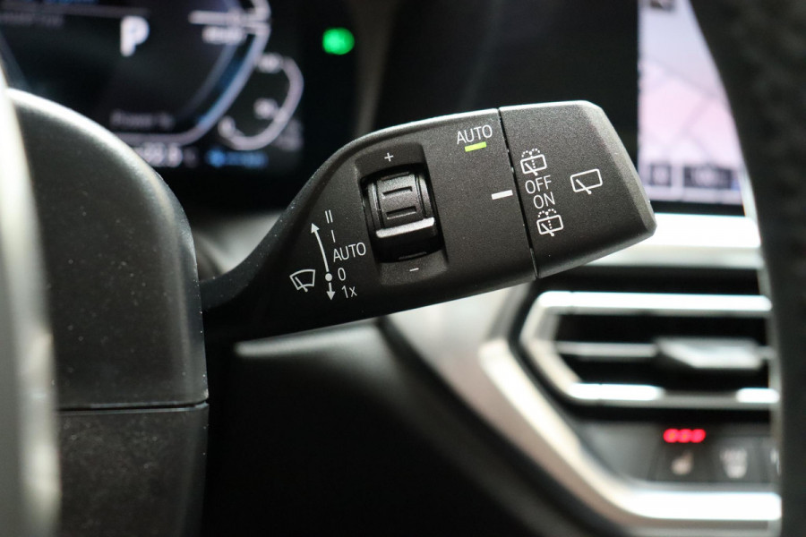 BMW 3 Serie Touring 330e Business Edition Plus M Sport Pakket Automaat / Navigatiesysteem Professional / Head-Up Display / Panoramadak / Adaptief M Onderstel / Stoelverwarming / HiFi / Adaptieve Cruise Control / Leder / 19 Inch /