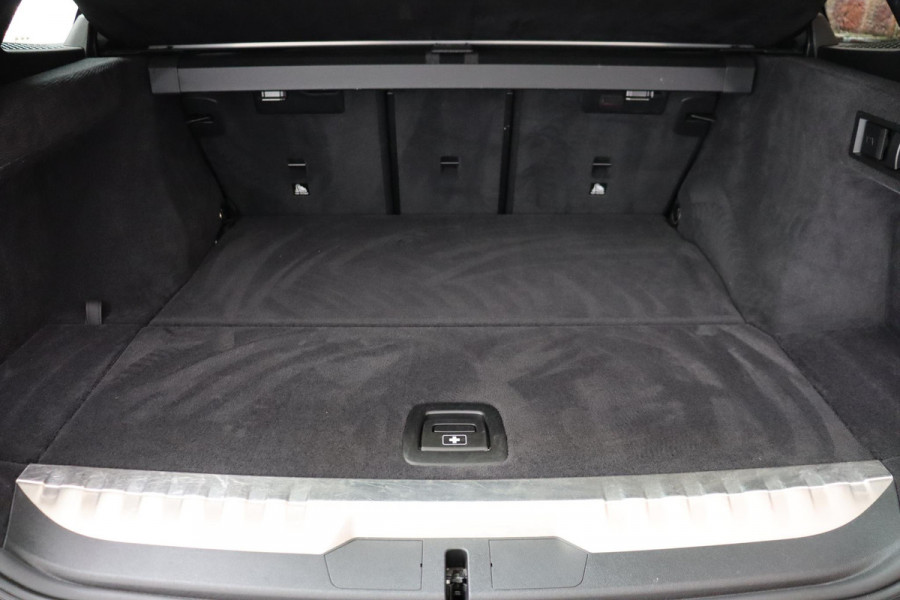 BMW 3 Serie Touring 330e Business Edition Plus M Sport Pakket Automaat / Navigatiesysteem Professional / Head-Up Display / Panoramadak / Adaptief M Onderstel / Stoelverwarming / HiFi / Adaptieve Cruise Control / Leder / 19 Inch /