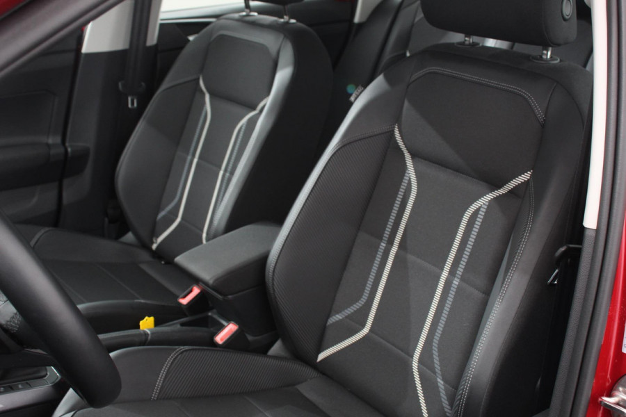 Volkswagen Taigo 1.5 TSI 150pk DSG Style Navigatie Apple Carplay/Android Auto Parkeersensoren Camera Virtual Cockpit Climate Control Lichtmetalen velgen