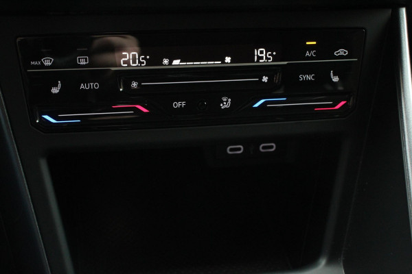 Volkswagen Taigo 1.5 TSI 150pk DSG Style Navigatie Apple Carplay/Android Auto Parkeersensoren Camera Virtual Cockpit Climate Control Lichtmetalen velgen