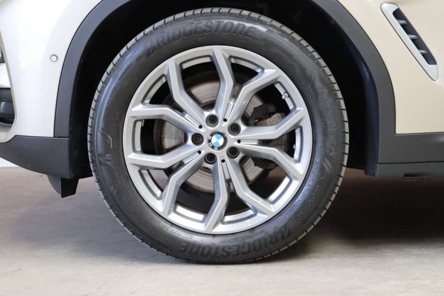 BMW X3 xDrive20i High Executive xLine Automaat / Navigatie Professional / Panoramadak / Trekhaak / Head-Up Display / Achteruitrijcamera / Stoelverwaming / HiFi / Cruise Control / Leder / LED /