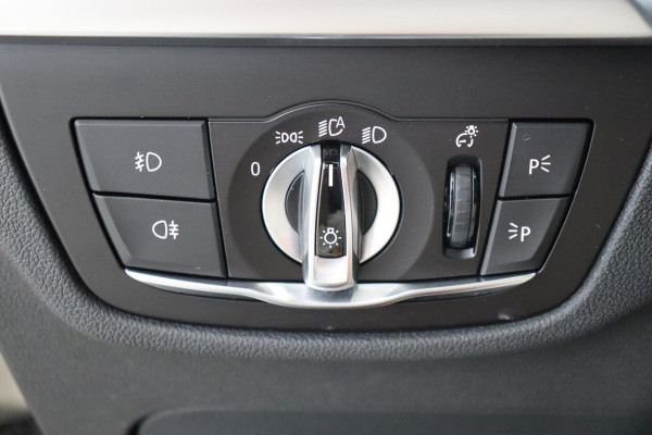 BMW X3 xDrive20i High Executive xLine Automaat / Navigatie Professional / Panoramadak / Trekhaak / Head-Up Display / Achteruitrijcamera / Stoelverwaming / HiFi / Cruise Control / Leder / LED /