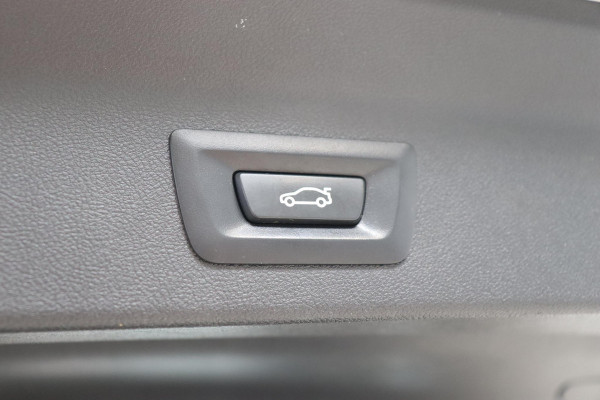 BMW X3 xDrive20i High Executive xLine Automaat / Navigatie Professional / Panoramadak / Trekhaak / Head-Up Display / Achteruitrijcamera / Stoelverwaming / HiFi / Cruise Control / Leder / LED /