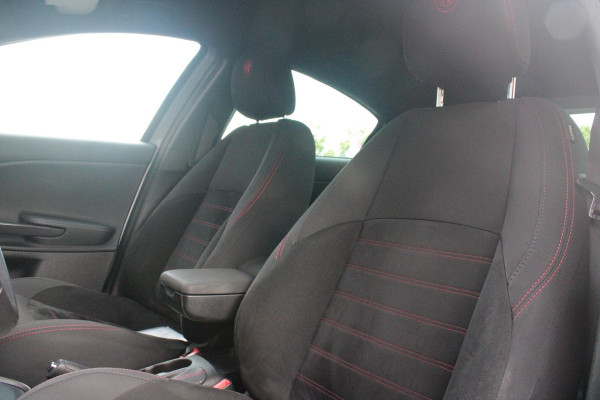 Alfa Romeo Giulietta 1.4 Turbo 170PK AUTOMAAT MultiAir SUPER | AFNEEMBARE TREKHAAK | NAVIGATIE | "BREMBO" REMKLAUWEN ROOD | LICHTMETALEN VELGEN 17" | CLIMATE CONTROL | CRUISE CONTROL | DAB+ RADIO | BLUETOOTH AUDIO | PARKEERSENSOREN VOOR + ACHTER |