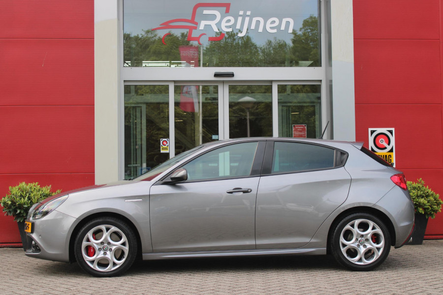 Alfa Romeo Giulietta 1.4 Turbo 170PK AUTOMAAT MultiAir SUPER | AFNEEMBARE TREKHAAK | NAVIGATIE | "BREMBO" REMKLAUWEN ROOD | LICHTMETALEN VELGEN 17" | CLIMATE CONTROL | CRUISE CONTROL | DAB+ RADIO | BLUETOOTH AUDIO | PARKEERSENSOREN VOOR + ACHTER |