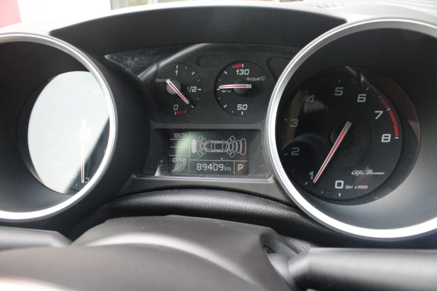Alfa Romeo Giulietta 1.4 Turbo 170PK AUTOMAAT MultiAir SUPER | AFNEEMBARE TREKHAAK | NAVIGATIE | "BREMBO" REMKLAUWEN ROOD | LICHTMETALEN VELGEN 17" | CLIMATE CONTROL | CRUISE CONTROL | DAB+ RADIO | BLUETOOTH AUDIO | PARKEERSENSOREN VOOR + ACHTER |