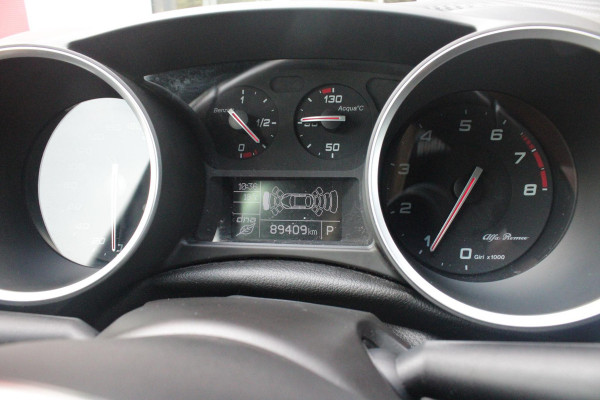 Alfa Romeo Giulietta 1.4 Turbo 170PK AUTOMAAT MultiAir SUPER | AFNEEMBARE TREKHAAK | NAVIGATIE | "BREMBO" REMKLAUWEN ROOD | LICHTMETALEN VELGEN 17" | CLIMATE CONTROL | CRUISE CONTROL | DAB+ RADIO | BLUETOOTH AUDIO | PARKEERSENSOREN VOOR + ACHTER |