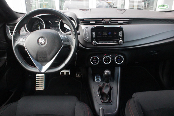 Alfa Romeo Giulietta 1.4 Turbo 170PK AUTOMAAT MultiAir SUPER | AFNEEMBARE TREKHAAK | NAVIGATIE | "BREMBO" REMKLAUWEN ROOD | LICHTMETALEN VELGEN 17" | CLIMATE CONTROL | CRUISE CONTROL | DAB+ RADIO | BLUETOOTH AUDIO | PARKEERSENSOREN VOOR + ACHTER |