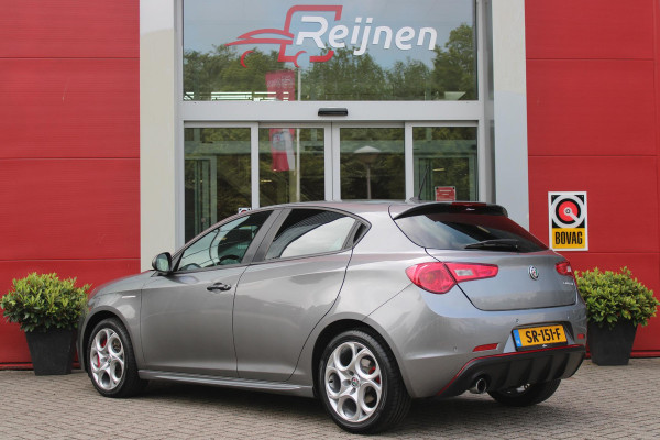 Alfa Romeo Giulietta 1.4 Turbo 170PK AUTOMAAT MultiAir SUPER | AFNEEMBARE TREKHAAK | NAVIGATIE | "BREMBO" REMKLAUWEN ROOD | LICHTMETALEN VELGEN 17" | CLIMATE CONTROL | CRUISE CONTROL | DAB+ RADIO | BLUETOOTH AUDIO | PARKEERSENSOREN VOOR + ACHTER |