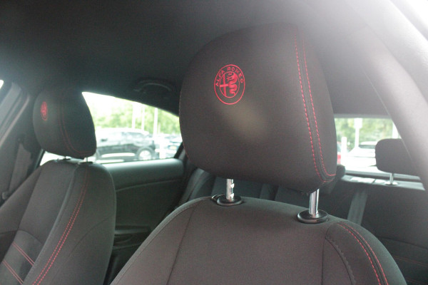 Alfa Romeo Giulietta 1.4 Turbo 170PK AUTOMAAT MultiAir SUPER | AFNEEMBARE TREKHAAK | NAVIGATIE | "BREMBO" REMKLAUWEN ROOD | LICHTMETALEN VELGEN 17" | CLIMATE CONTROL | CRUISE CONTROL | DAB+ RADIO | BLUETOOTH AUDIO | PARKEERSENSOREN VOOR + ACHTER |