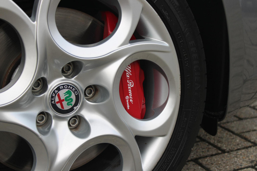 Alfa Romeo Giulietta 1.4 Turbo 170PK AUTOMAAT MultiAir SUPER | AFNEEMBARE TREKHAAK | NAVIGATIE | "BREMBO" REMKLAUWEN ROOD | LICHTMETALEN VELGEN 17" | CLIMATE CONTROL | CRUISE CONTROL | DAB+ RADIO | BLUETOOTH AUDIO | PARKEERSENSOREN VOOR + ACHTER |