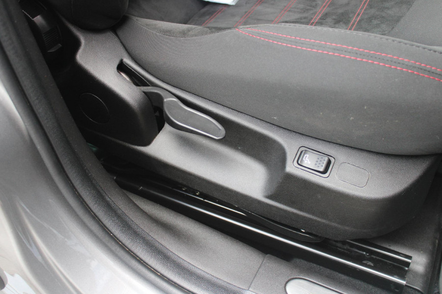 Alfa Romeo Giulietta 1.4 Turbo 170PK AUTOMAAT MultiAir SUPER | AFNEEMBARE TREKHAAK | NAVIGATIE | "BREMBO" REMKLAUWEN ROOD | LICHTMETALEN VELGEN 17" | CLIMATE CONTROL | CRUISE CONTROL | DAB+ RADIO | BLUETOOTH AUDIO | PARKEERSENSOREN VOOR + ACHTER |