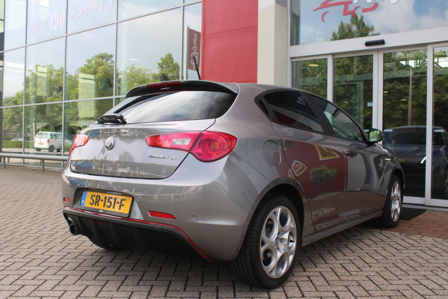 Alfa Romeo Giulietta 1.4 Turbo 170PK AUTOMAAT MultiAir SUPER | AFNEEMBARE TREKHAAK | NAVIGATIE | "BREMBO" REMKLAUWEN ROOD | LICHTMETALEN VELGEN 17" | CLIMATE CONTROL | CRUISE CONTROL | DAB+ RADIO | BLUETOOTH AUDIO | PARKEERSENSOREN VOOR + ACHTER |